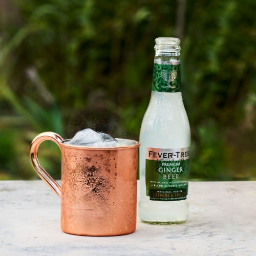 Bouteille de Ginger Beer Fever-Tree et une tasse en cuivre de Moscow Mule