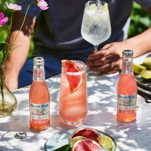 Photo du cocktail Paloma et de deux bouteilles du Sparkling Pink Grapefruit de Fever-Tree