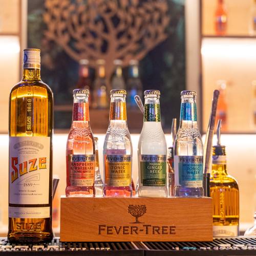 Bouteille de Suze et de tonics Fever-Tree